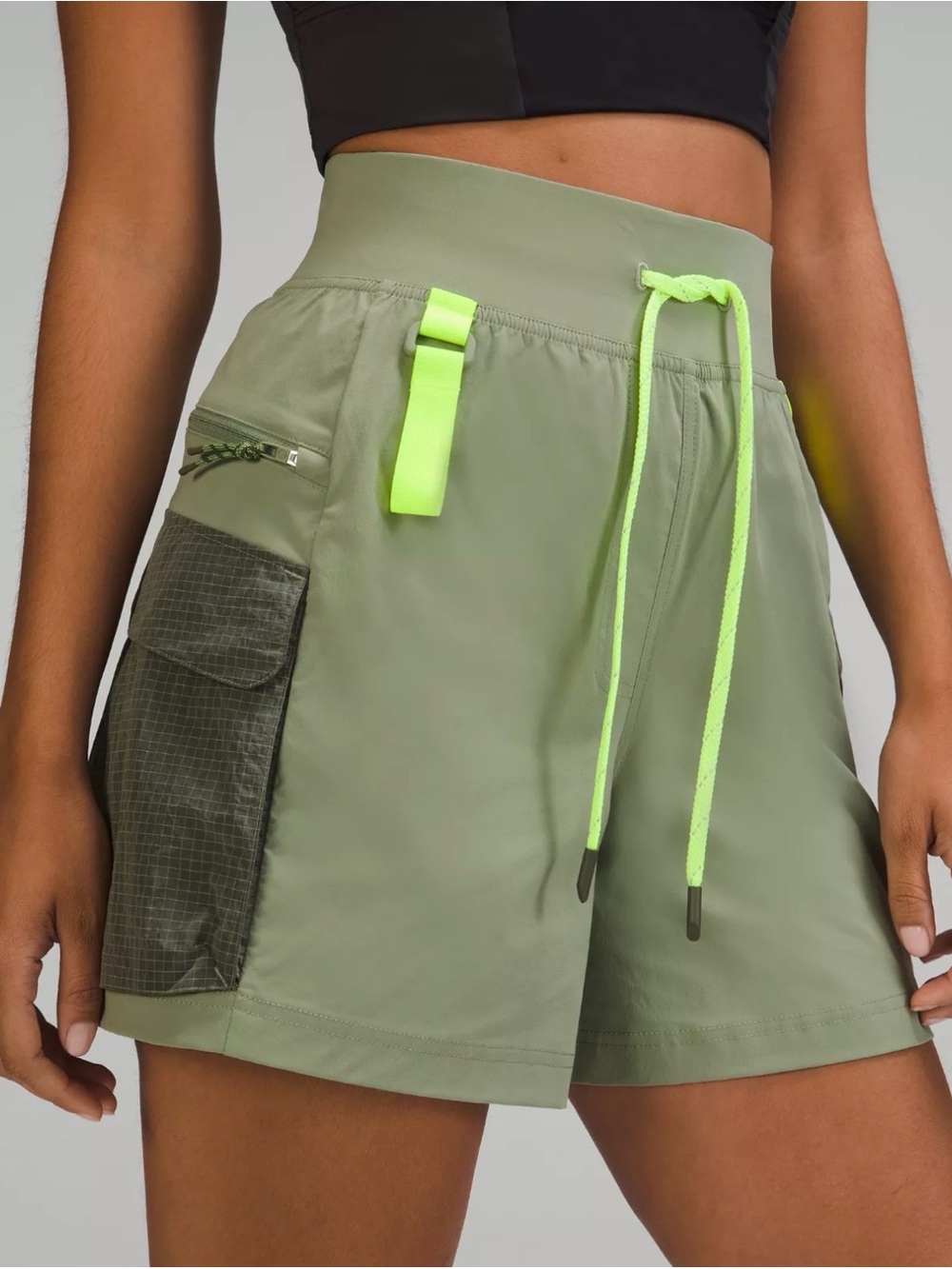 Lululemon Women’s Multi-Pocket Cargo High-Rise Hiking Short 5"